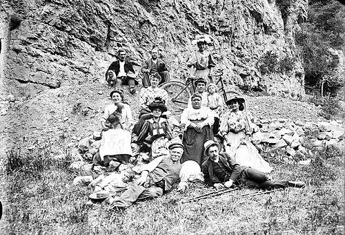 Groupe d'excursionnistes posant dans la montagne des Dourbes, 1910.
