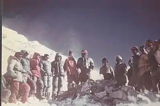 Le groupe se recueille devant le chörten construit en hommage aux morts de l'expédition.