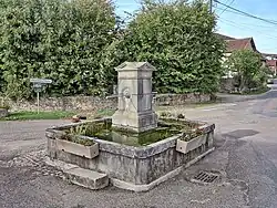 Fontaine rue du Bourg Bas.