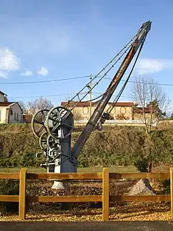 Ancienne grue de levage près de la gare