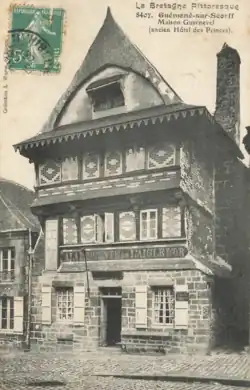 La maison est une auberge ayant pour enseigne À la descente de l'Aigle d'or vers 1900.
