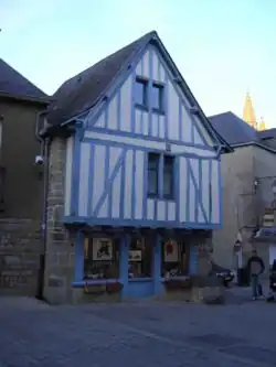 Maison à pan de bois de la place du Pilori caractéristique des maisons bourgeoises habitées par les commerçants ou artisans.