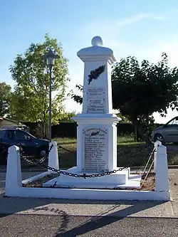 Le monument aux morts devant la mairie  (sept. 2014).