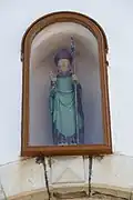 Statue de saint Nicolas au-dessus du porche.