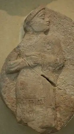 Fragment de stèle en calcaire représentant Gudea. Musée du Louvre.