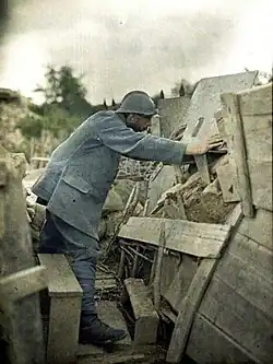Guetteur au poste de l'écluse 26. Militaire français en observation. Eglingen (Haut-Rhin, France, 23 juin 1917.
