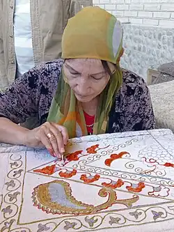 Atelier de broderie (suzani) à Guijdouvan.