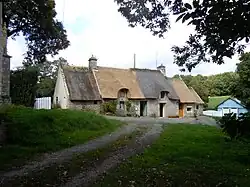 La même ferme rénovée du village de Saint-Éloi mais avec une couverture de chaume différente (photo prise à une date antérieure).