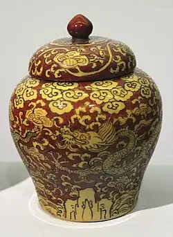 Porcelaine Jingdezhen rouge et jaune wucai. Dragon et nuages. Règne Jiajing.H. 14&nbsp;cm. Musée Guimet