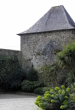 Vestige tour de la Fontaine sur les remparts.