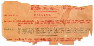 Morceau de papier déchiré avec un texte écrit à la machine à écrire en rouge ou en noir selon les lignes