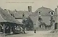 Port de Guipry ː halles et vieilles maisons du XVIIe&nbsp;siècle (ancienne caserne des douaniers) [carte postale Dechelette].