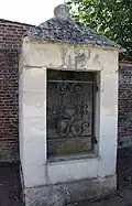 Vieux puits public près de la mairie.
