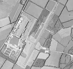 Aérodrome de Guiscriff le 12 juillet 1990 avec sur la droite construction de l'aéroclub côté Pont-Person.