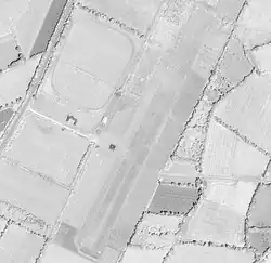 Aérodrome de Guiscriff le 14 août 1978 avec se piste en herbe et hangars côté Keranna.