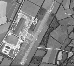 Aérodrome de Guiscriff le 17 août 1981 avec sa piste enrobée 03/21 et l'usine "Chaillotine" du groupe Bourgoin.