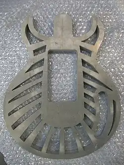 Guitare en aluminium en 30&nbsp;mm usinée en découpe dynamique