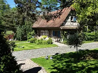 Ancien moulin (XVIIIe et XIXe&nbsp;siècles). Restaurant "Jardins du Moulin" et Hôtel "Le Moulin".