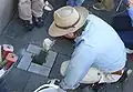 Demnig posant une Stolpersteine en mai 2007.