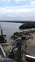 La confluence du Pruth (à droite) et du Danube vue du port de Giurgiulești.