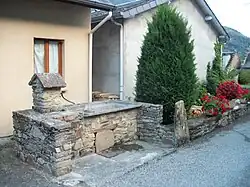 Une fontaine et lavoir en pierre de schiste.
