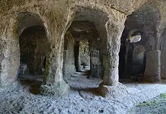 La nef (au premier plan), le bas-côté nord (derrière les piliers), et le couloir d'entrée (au fond).