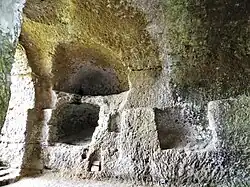 Le mur sud de la nef avec un arcosolium à gauche.