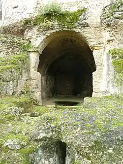 L'arc triomphal du chœur ; on aperçoit le bassin.