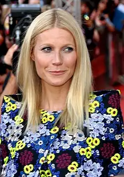 le haut du corps de Gwyneth Paltrow, qui porte une robe avec des motifs de fleurs blanches, rouges, jaunes et bleues