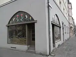 photographie en couleurs d'un petit magasin situé à un carrefour.