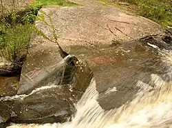 Les gravures rupestres se trouvent dans le ruisseau Glösabäcken