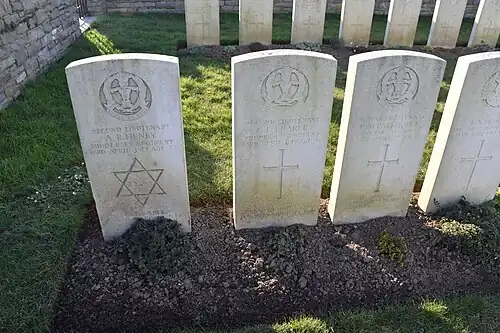 Les tombes de trois soldats du Middlesex Regiment&nbsp;(en) tombés le 23 avril 1917.