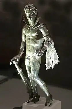 Statuette d'Héraclès tenant les pommes du jardin des Hespérides. Rome impériale. .