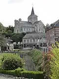 L'église Saint-Denis surplombant le centre-bourg.
