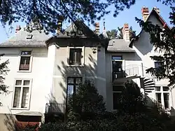 Bâtiment au murs blancs et au toit d'ardoise