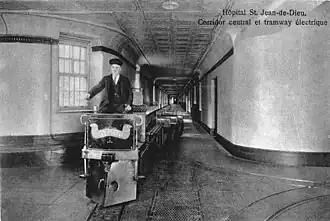 Corridor central et tramway électrique.