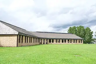 Vue de la façade frontale d'un pavillon.