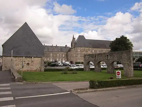 L'hôpital, ancienne abbaye Notre-Dame-de-la-Protection.