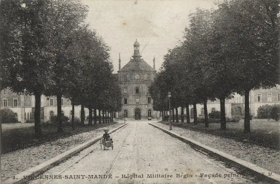 Façade principale de l'hôpital d'instruction des armées Bégin à Saint-Mandé au début du XXe&nbsp;siècle.