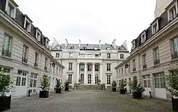 Cour et  façade du pavillon.