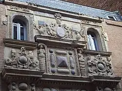 Molinier, décor du portail.