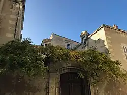 L'hôtel Gilbert de Gourville, 11 bis rue Eugène Fromentin, acheté en 1767 par Angélique de Meynard, issue d'une famille de planteurs à Saint-Domingue, et veuve d'Étienne-Henri Harouard du Beignon, négrier.