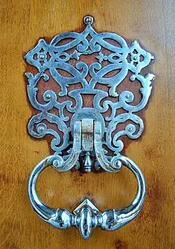 Le heurtoir de la porte cochère.