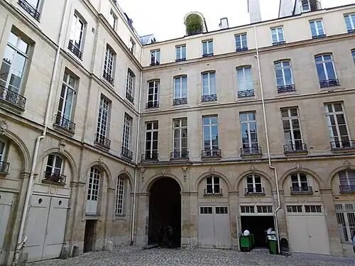 Cour. Lucarnes à foin sur la toiture..