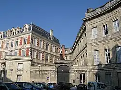 Entrée donnant sur la place Bardineau.