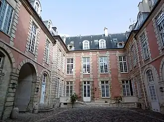 Vue vers le portail sur rue