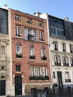 No&nbsp;91 : hôtel en brique.