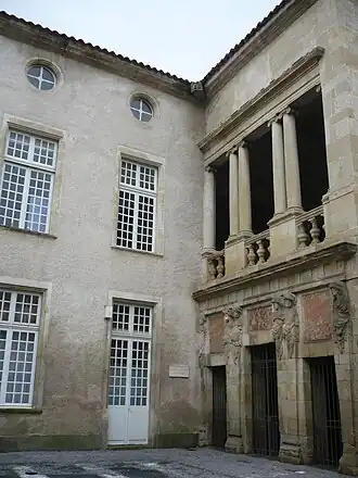 Vue générale sur ce typique hôtel de Poncet de Castres.