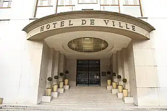 Entrée de l'hôtel de ville.