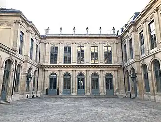 Corps de logis sur cour.